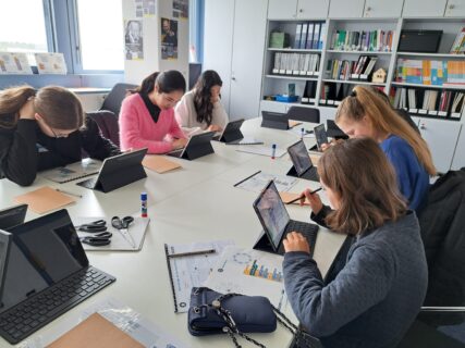 Zum Artikel "GirlsDay 2024: Kreative Grußkarten und Notizblöcke leicht gemacht"